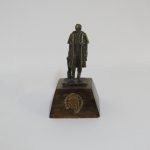Lote: 38 - Lote: 38 - Estatuilla