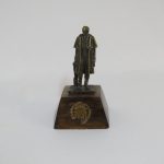 Lote: 38 - Lote: 38 - Estatuilla