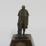 Lote: 38 - Lote: 38 - Estatuilla
