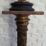 Lote: 42 - Lote: 42 - Estatuilla y pedestal