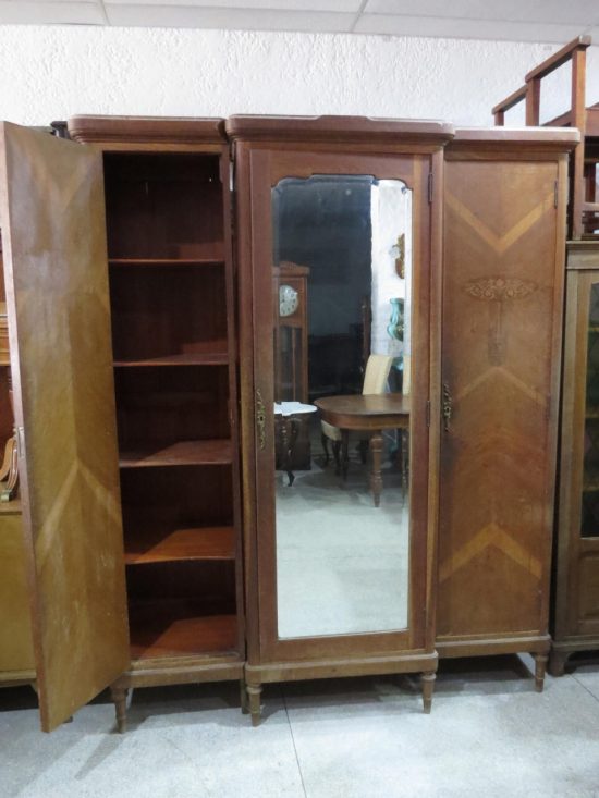Lote: 109 - Lote: 109 - Ropero colonial