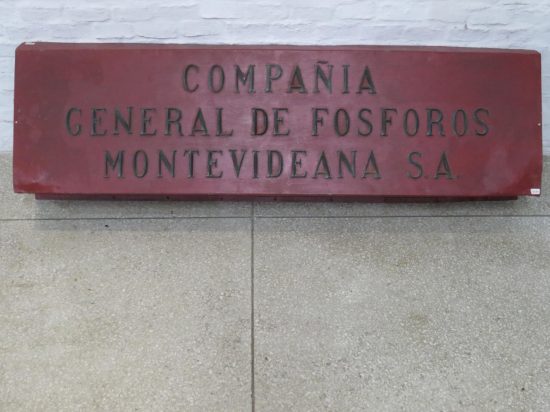 Lote: 41 - Lote: 41 - Cartel en chapa y lertas corporeas