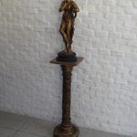 Lote: 57 - Lote: 57 - Estatuilla y pedestal