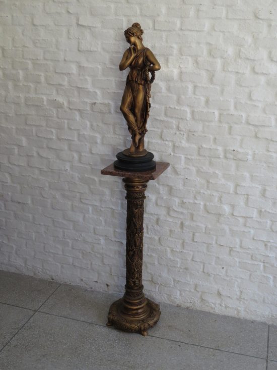 Lote: 57 - Lote: 57 - Estatuilla y pedestal