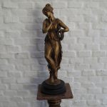 Lote: 57 - Lote: 57 - Estatuilla y pedestal