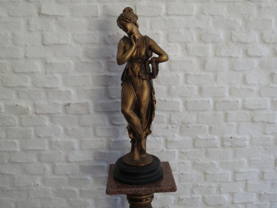 Lote: 57 - Lote: 57 - Estatuilla y pedestal