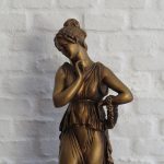 Lote: 57 - Lote: 57 - Estatuilla y pedestal
