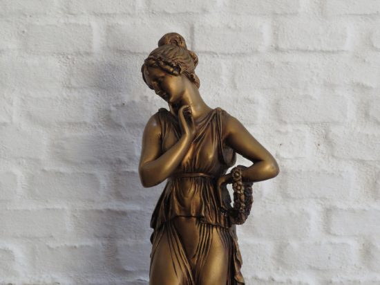 Lote: 57 - Lote: 57 - Estatuilla y pedestal