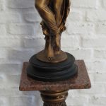 Lote: 57 - Lote: 57 - Estatuilla y pedestal