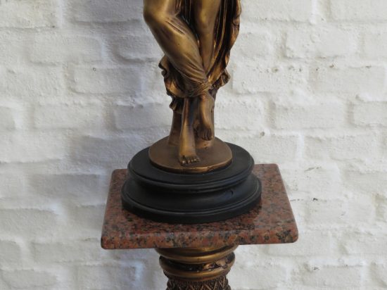 Lote: 57 - Lote: 57 - Estatuilla y pedestal