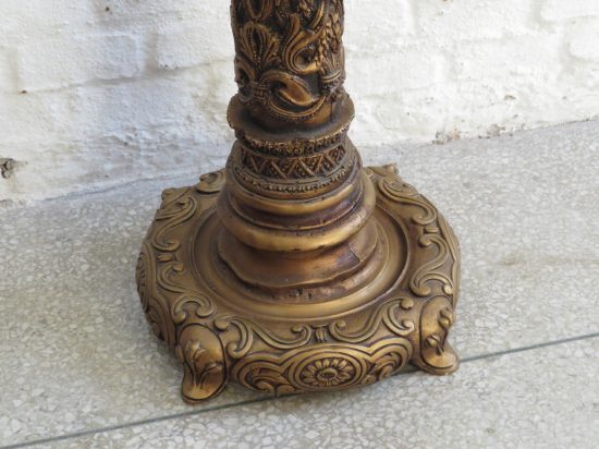 Lote: 57 - Lote: 57 - Estatuilla y pedestal