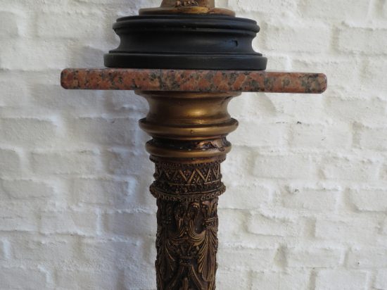 Lote: 57 - Lote: 57 - Estatuilla y pedestal