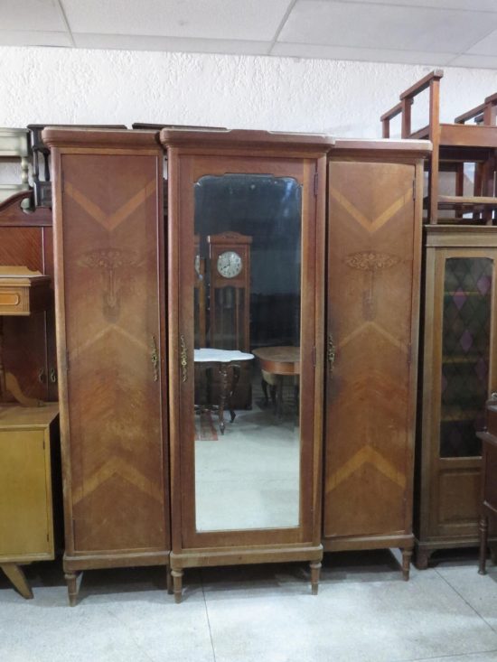 Lote: 118 - Lote: 118 - Ropero colonial
