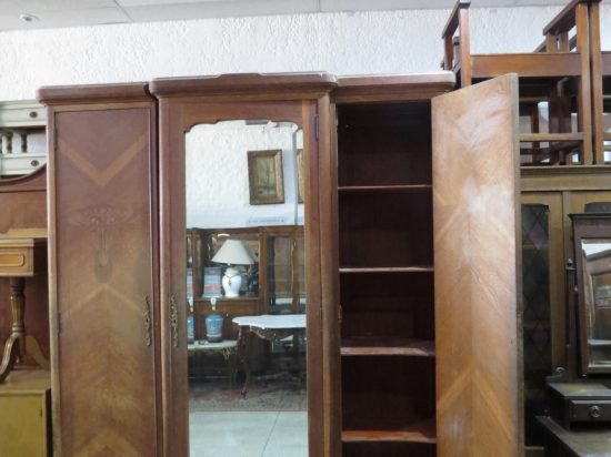 Lote: 118 - Lote: 118 - Ropero colonial