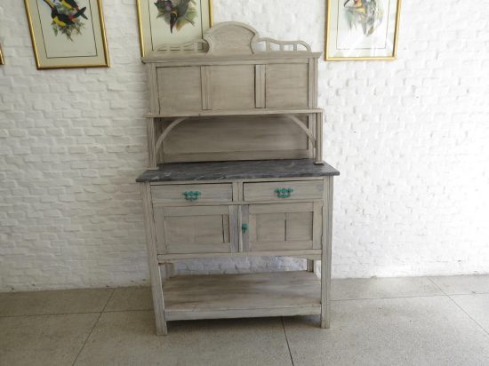 Lote: 111 - Lote: 111 - Aparador con alzada