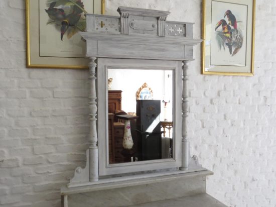 Lote: 112 - Lote: 112 - Cómoda con alzada