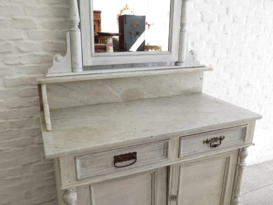 Lote: 112 - Lote: 112 - Cómoda con alzada