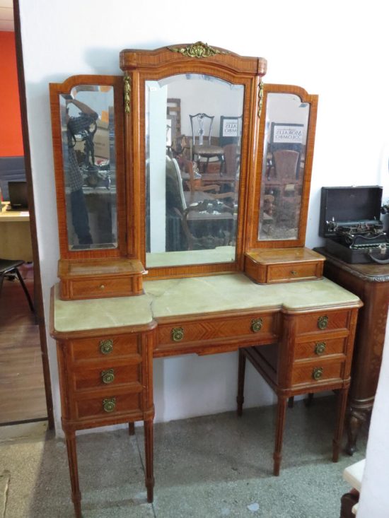 Lote: 122.B - Lote: 122.B - Toilette estilo Luis XVI