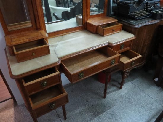 Lote: 122.B - Lote: 122.B - Toilette estilo Luis XVI