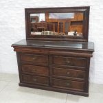 Lote: 88 - Lote: 88 - Cómoda con espejo