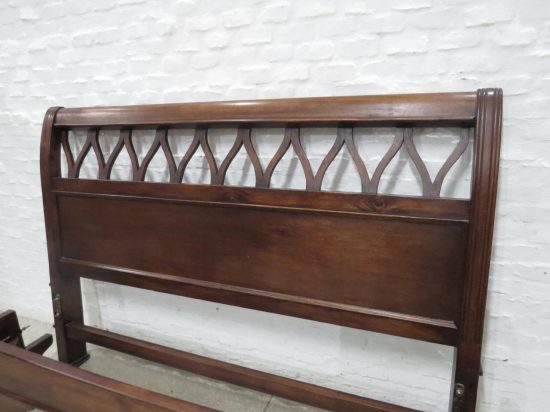 Lote: 89 - Lote: 89 - Cama y mesas de noche