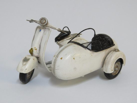 Lote: 76 - Lote: 76 - Réplica de Vespa