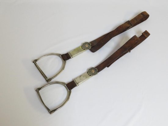 Lote: 256 - Lote: 256 - Estribos con estriberas