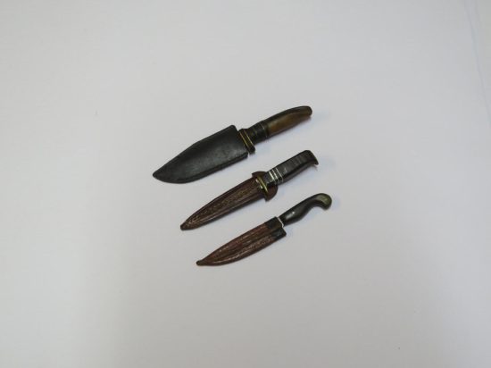 Lote: 107 - Lote: 107 - Cuchillos miniaturas