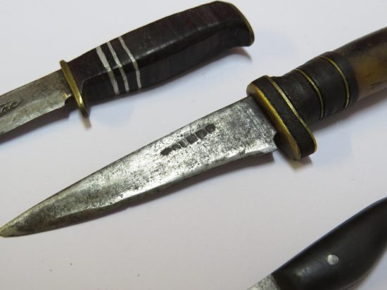 Lote: 107 - Lote: 107 - Cuchillos miniaturas