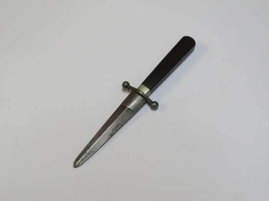 Lote: 114 - Lote: 114 - Daga y cuchillo
