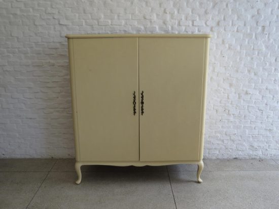 Lote: 106 - Lote: 106 - Mueble aparador