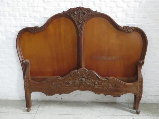 Lote: 58 - Lote: 58 - Cama y mesas de luz frances