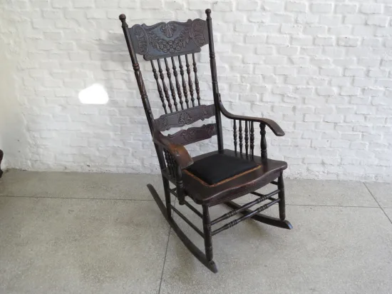 Lote: 50 - Lote: 50 - Mecedora