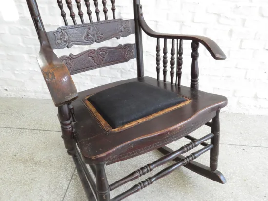 Lote: 50 - Lote: 50 - Mecedora