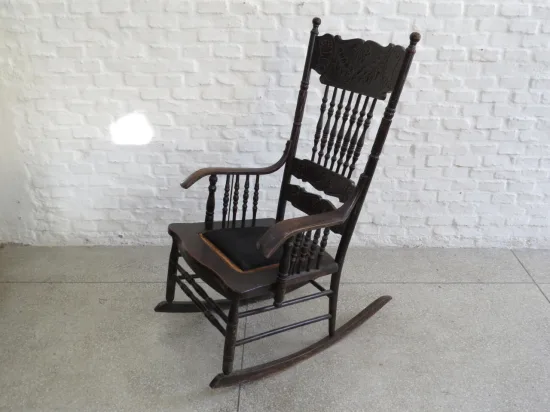 Lote: 50 - Lote: 50 - Mecedora