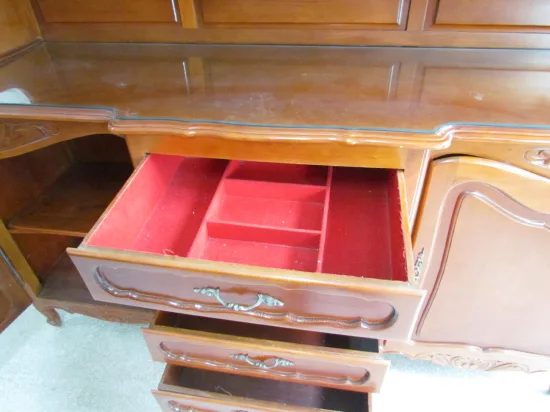 Lote: 105 - Lote: 105 - Aparador