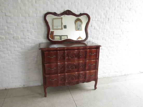Lote: 101 - Lote: 101 - Cómoda y espejo