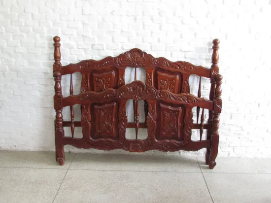 Lote: 100 - Lote: 100 - Cama y mesas de luz