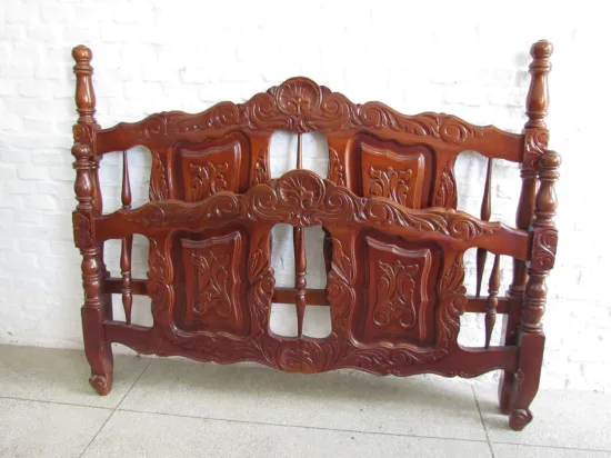 Lote: 100 - Lote: 100 - Cama y mesas de luz