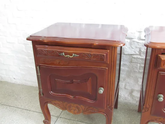 Lote: 100 - Lote: 100 - Cama y mesas de luz