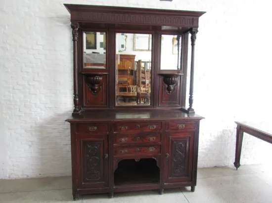 Lote: 111 - Lote: 111 - Aparador con alzada