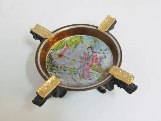 Lote: 32 - Lote: 32 - Lámpara y cenicero