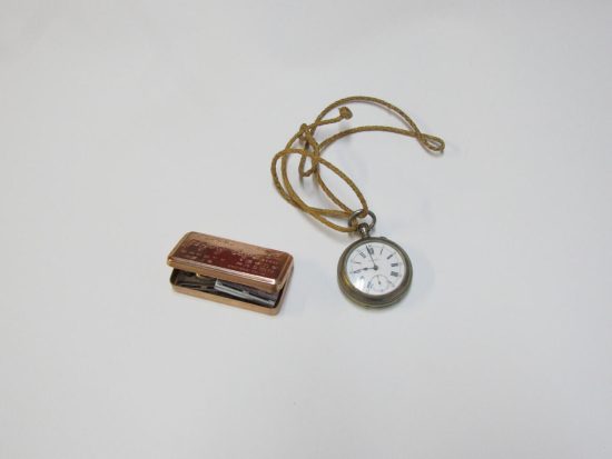 Lote: 175 - Lote: 175 - Reloj y estuche de viaje