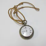 Lote: 175 - Lote: 175 - Reloj y estuche de viaje