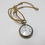 Lote: 175 - Lote: 175 - Reloj y estuche de viaje