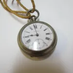 Lote: 175 - Lote: 175 - Reloj y estuche de viaje