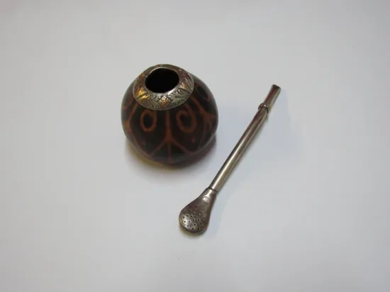 Lote: 56 - Lote: 56 - Mate y bombilla