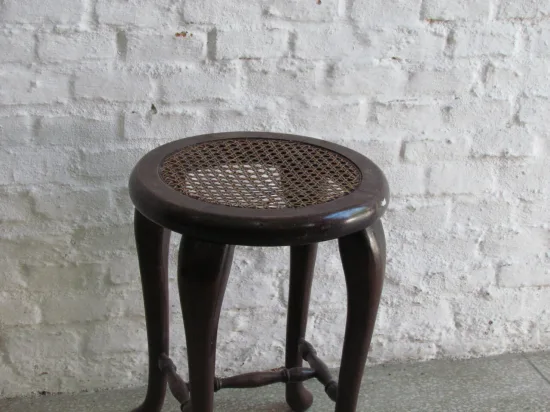 Lote: 36 - Lote: 36 - Banquito estilo danes.