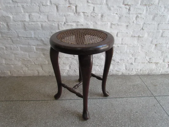 Lote: 36 - Lote: 36 - Banquito estilo danes.