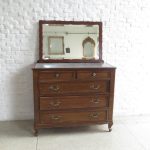 Lote: 25 - Lote: 25 - Cómoda y espejo